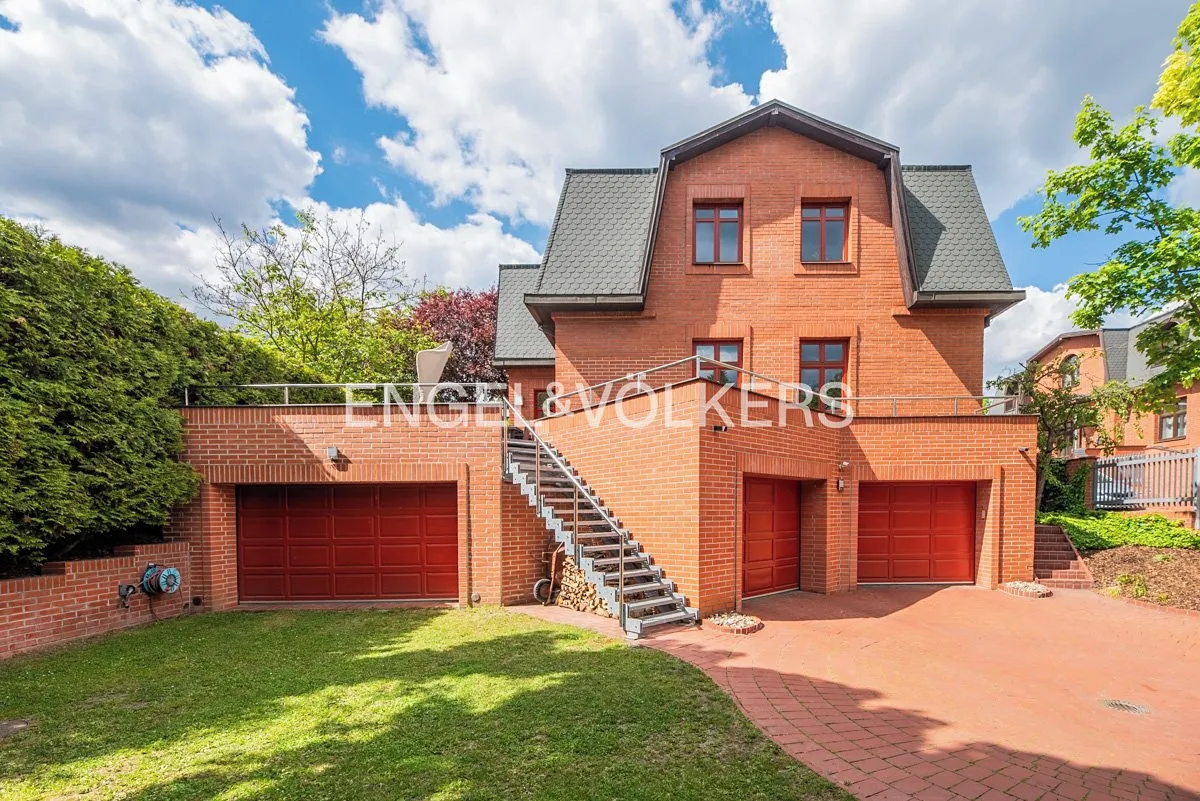 Prodej vily 385 m², pozemek 727 m²